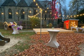 Unser geschmücktes Außengelände für den Lichtermarkt 2025.