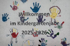 Ein Bild mit farbigen Handabdrücken und dem Text Willkommen im Kindergartenjahr 2025-2026.